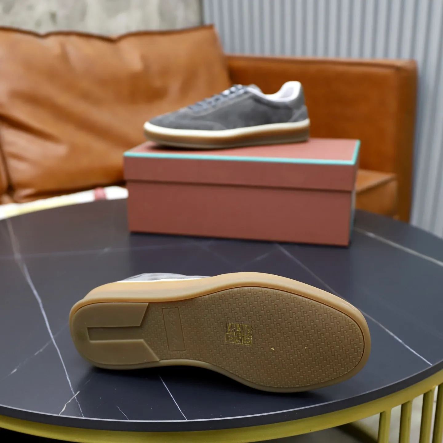 Ex-factory price: 560💰Loro Riana men’s moral training sneakers! Made from high-quality materials and designed in a low-cut silhouette, it offers an elegant and stylish look that's suitable for year-round wear. The unique double-layer sole aesthetic design, caramel cup-shaped outsole is decorated with off-white rubber trim, creating an attractive color combination. Pair with tailored pieces or jeans for a sophisticated yet casual look. The heel is decorated with soft cow leather tongue with Kummel color inserts and cotton laces with embossed LP logo. Upper: cow split suede. Lining: original thickened soft sheepskin. Size: 38-39-40-41-42-43-44 (customized in 45.46)